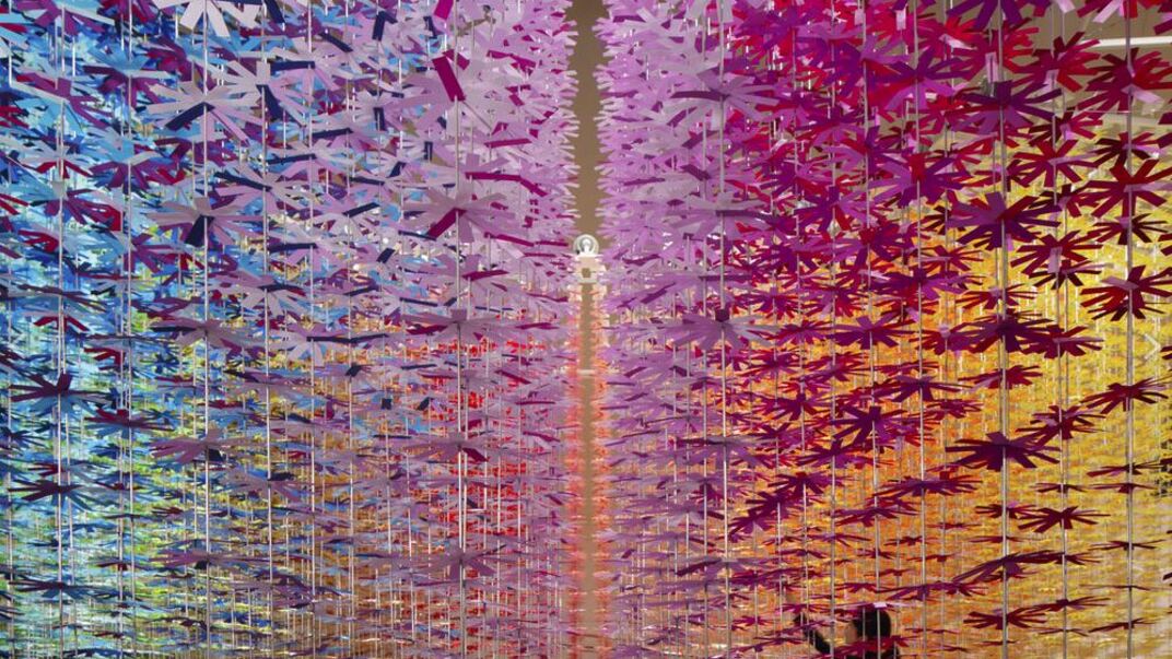 Instalación de Emmanuelle Moureaux que sumerge al visitante en una espiral de color