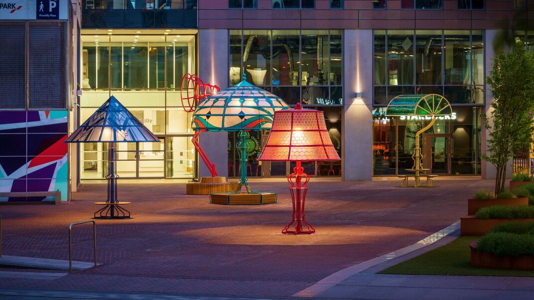 5 lámparas clásicas sobredimensionadas iluminan una plaza de Manchester