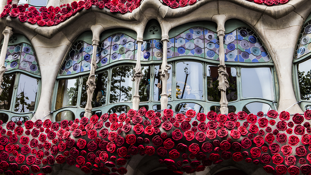 Una instalación efímera para el día de los libros y las rosas