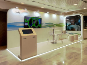 Stand de diseño a medida, estructura de carpintería lacada y melamina.